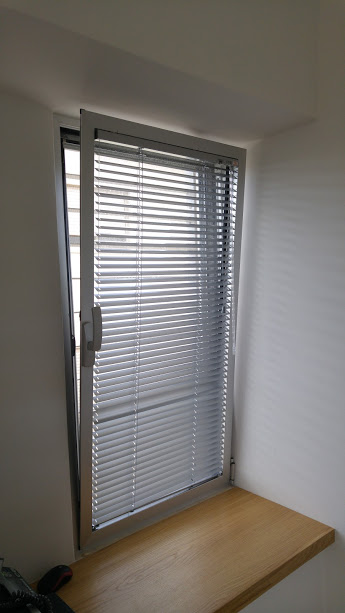 וילון וניציאני בחלון כוך