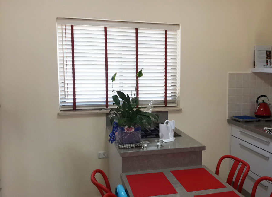 וילון-ונציאני-בשילוב-סרט-אדום