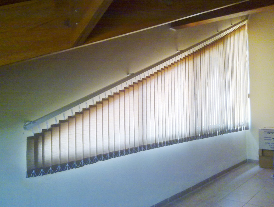 וילון-ורטיקלי-לחחלון-משופע