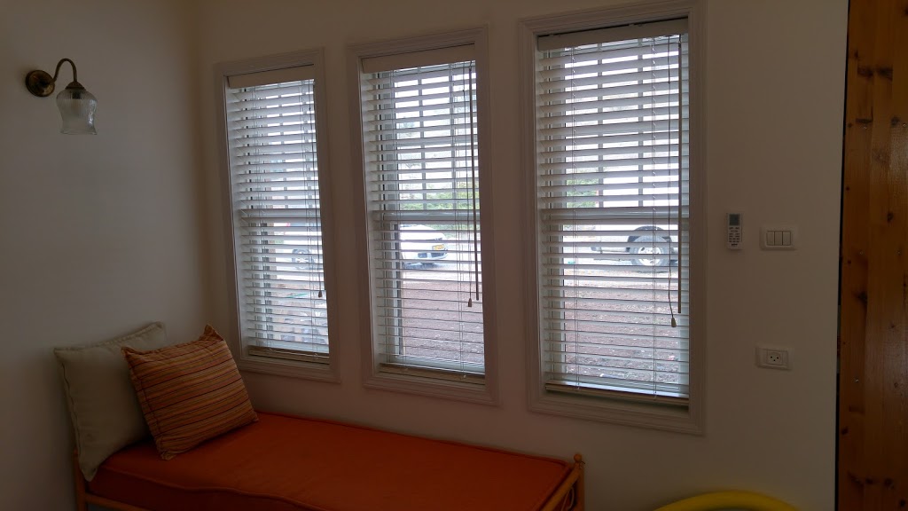 וניצאני בחלון מאורך