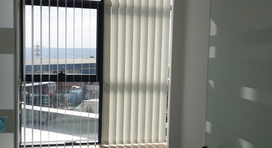 ורטיקלי-במשרד---מצב-סגור-פתוח